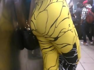 Latina mummy elastic rump in yellow jumpsuit