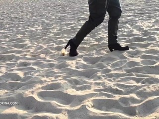 Walking in the sand in high high-heeled slippers just senses excellent!