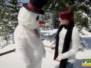 Publichandjobs Brandi De Lafey masturbates Frosty The Snowman While Stranded In The Mountains