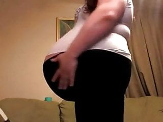 Femme enceinte de triple exhibe stepson enorme ventre !